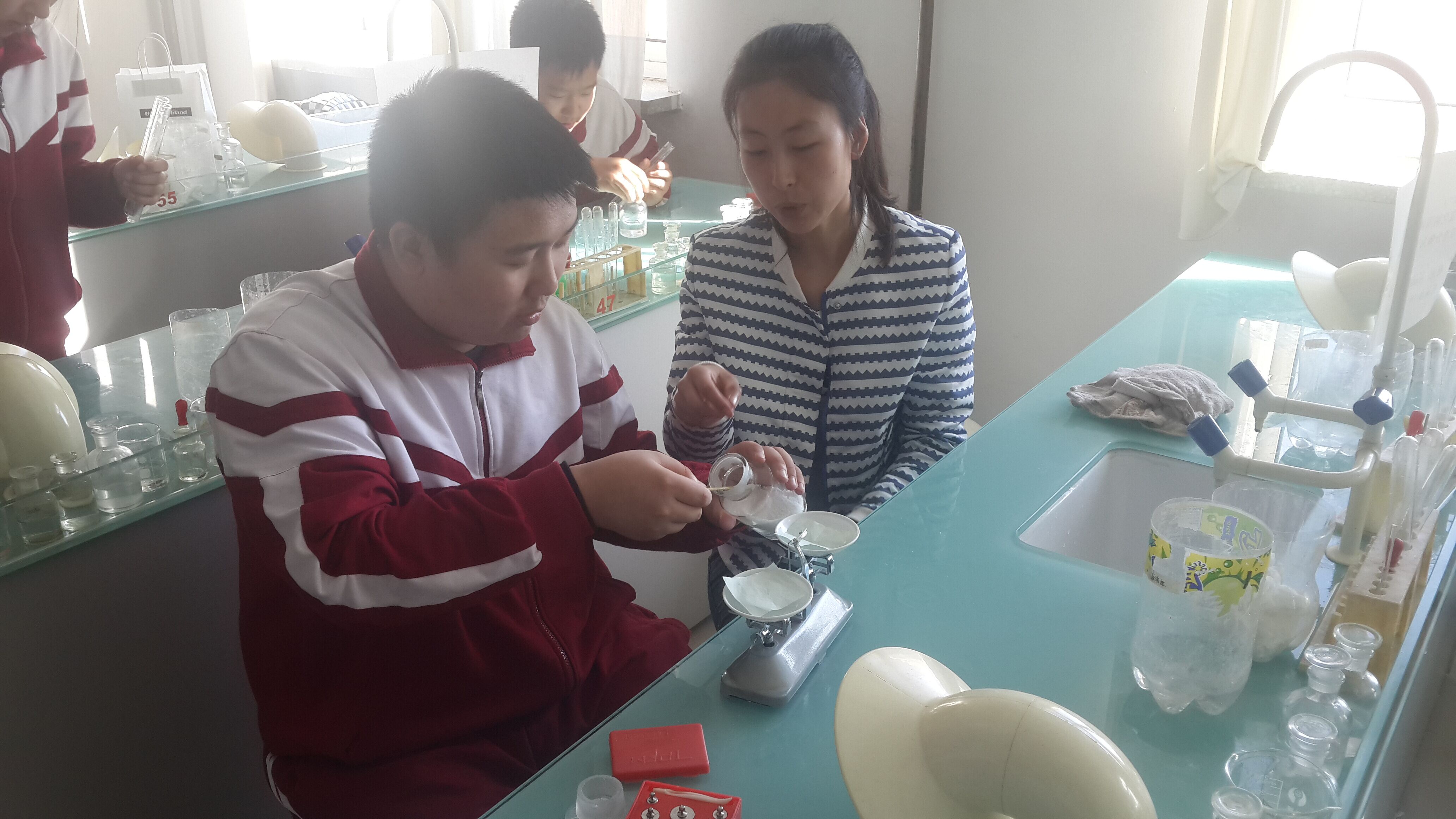 红桃视频
本科生在指导学生实验